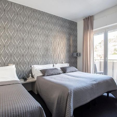 Hotel Rubino Nago-Torbole ภายนอก รูปภาพ