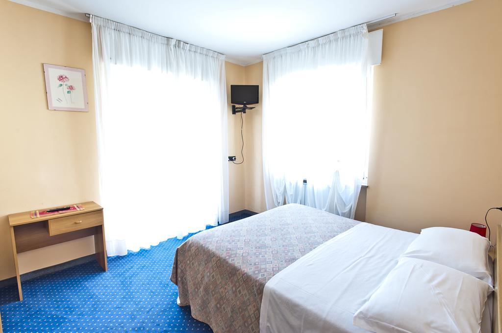 Hotel Rubino Nago-Torbole ภายนอก รูปภาพ