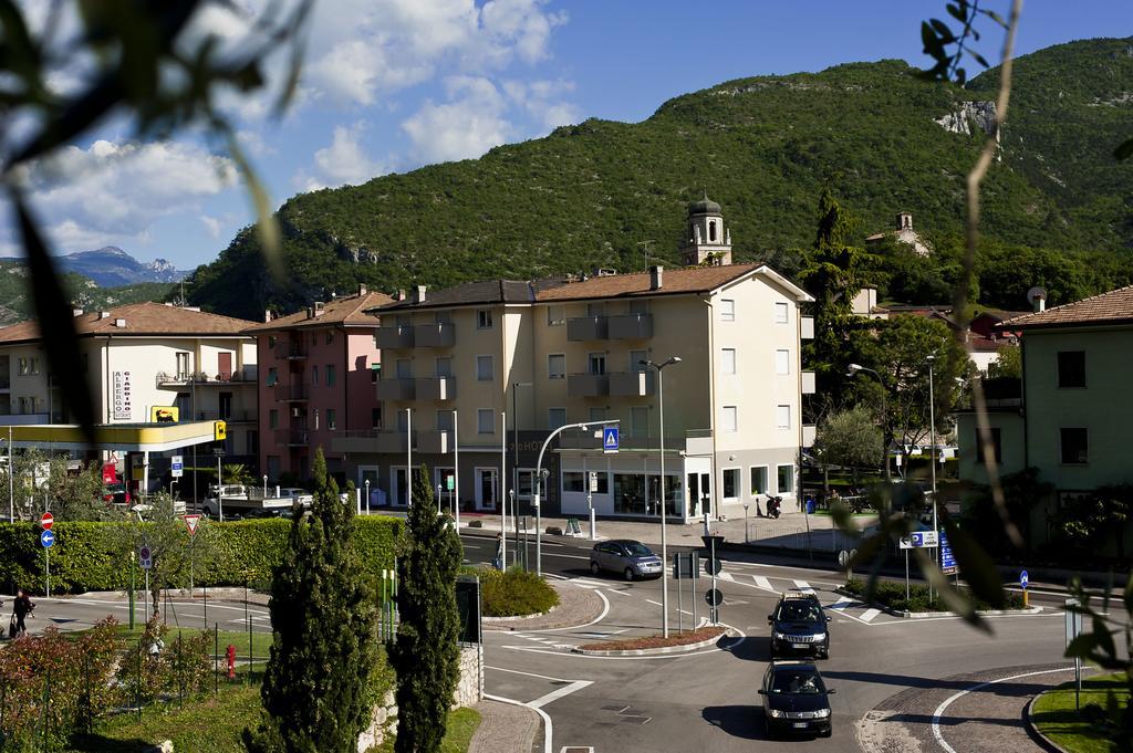 Hotel Rubino Nago-Torbole ภายนอก รูปภาพ