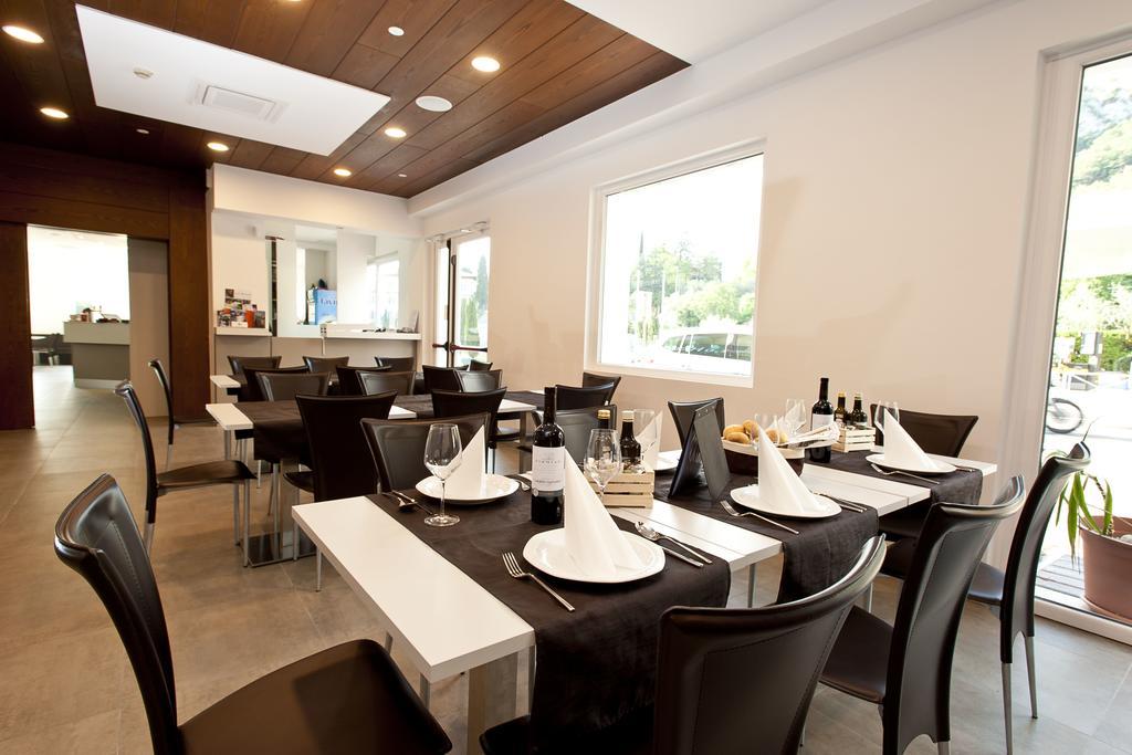 Hotel Rubino Nago-Torbole ภายนอก รูปภาพ