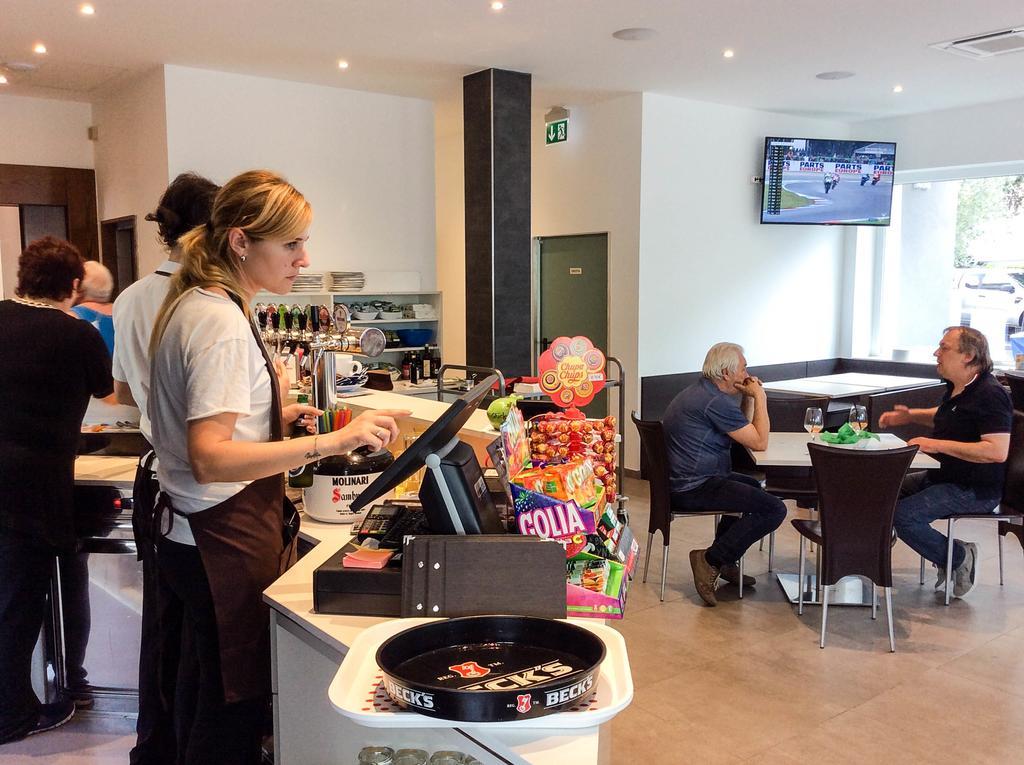 Hotel Rubino Nago-Torbole ภายนอก รูปภาพ