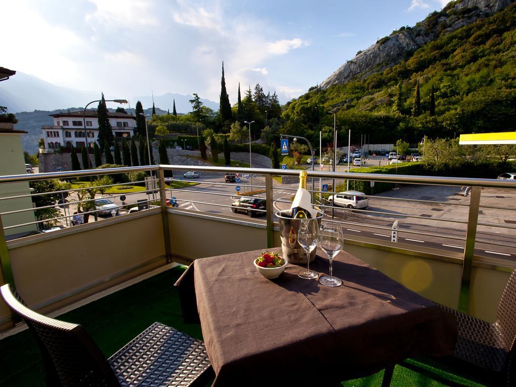 Hotel Rubino Nago-Torbole ภายนอก รูปภาพ
