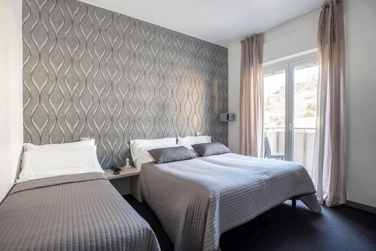 Hotel Rubino Nago-Torbole ภายนอก รูปภาพ