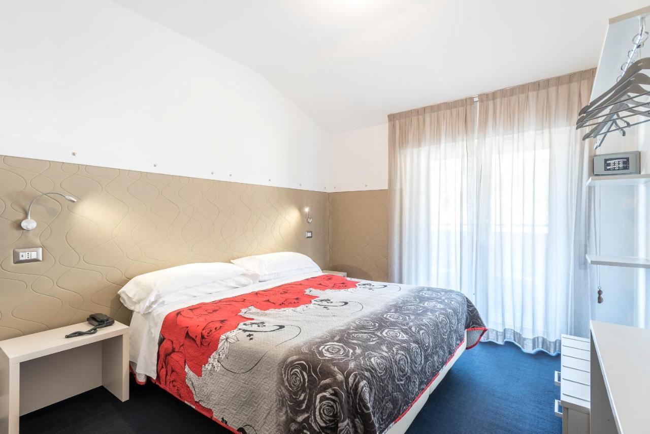 Hotel Rubino Nago-Torbole ภายนอก รูปภาพ